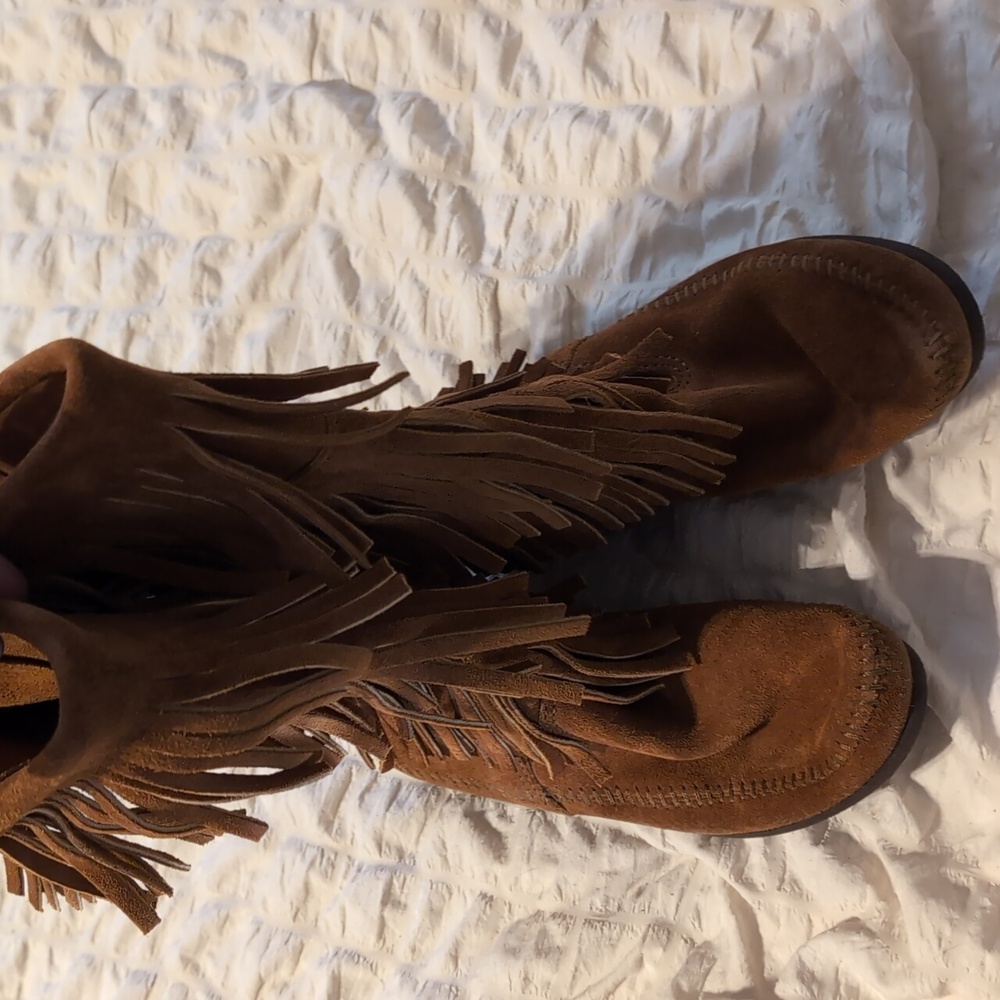 Minnetonka 3 layered fringe boot, size 7